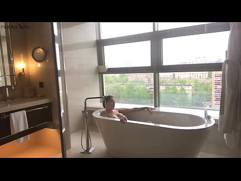 ❤️ Ogromna bejba strastno drka svojo pičko v kopalnici Porno pri nas ️❤