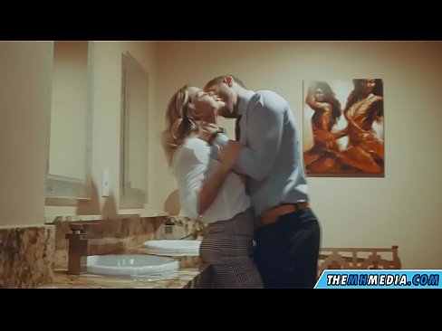 ❤️ Ko vas prsata blondinka zapelje na javnem stranišču Porno pri nas ️❤